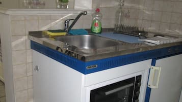Kühlschrank, Ofen, Herdplatte, Wasserkocher mit Kaffee-/Teezubehör