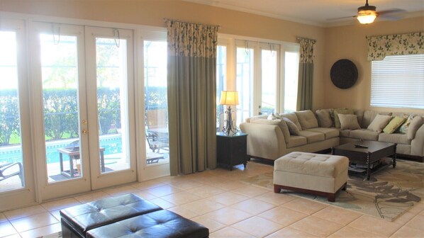 Smart TV, DVD player, table football, ping pong - Luxury Villa, 5 Bedrooms: Minutes from Disney & in the Reunion resort (Reunion)