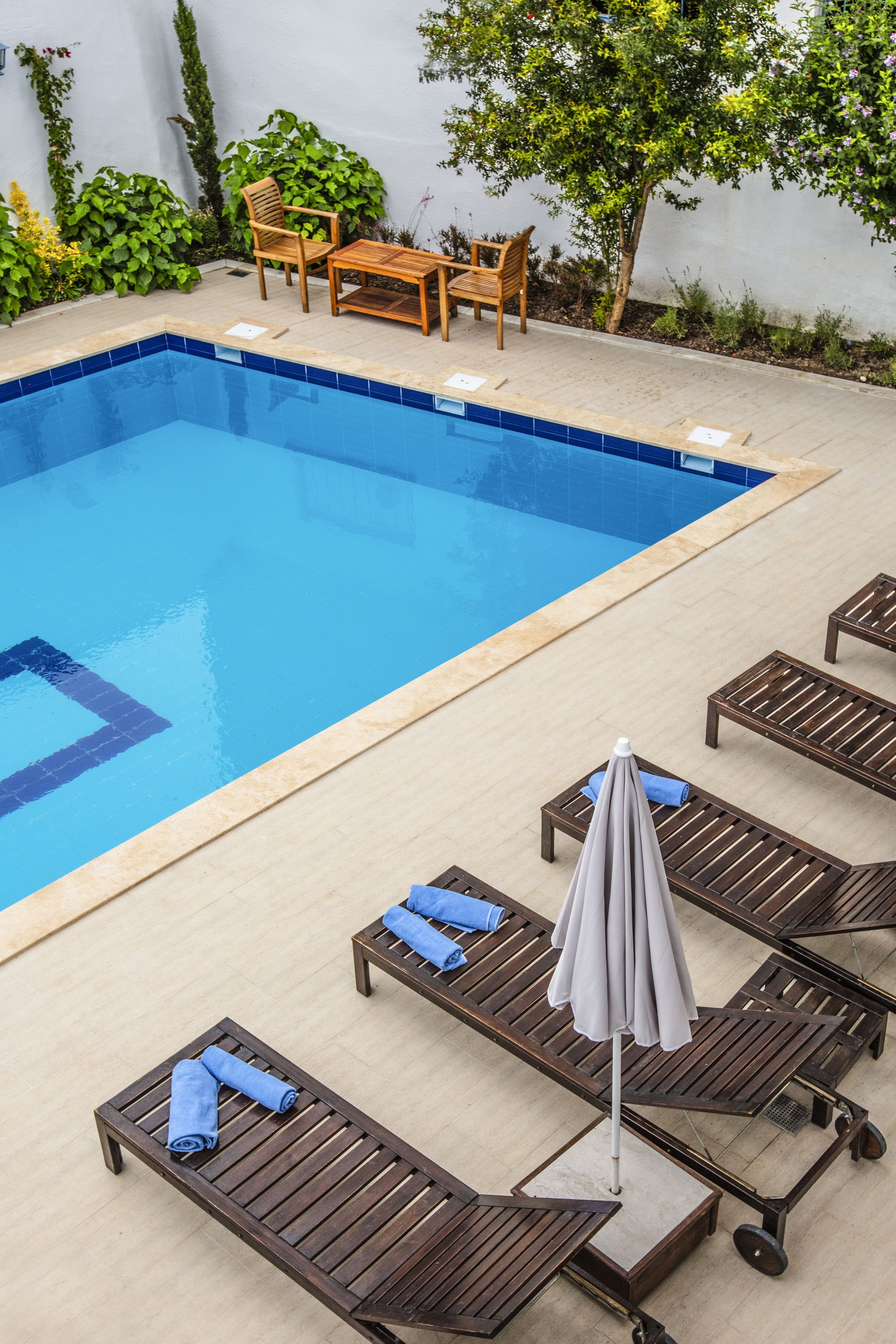 outdoor pool, pool loungers