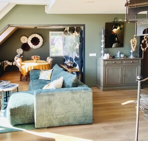 Een televisie, boeken en een stereo