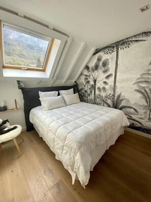 3 slaapkamers, een bureau, een strijkplank/strijkijzer, reisbedje