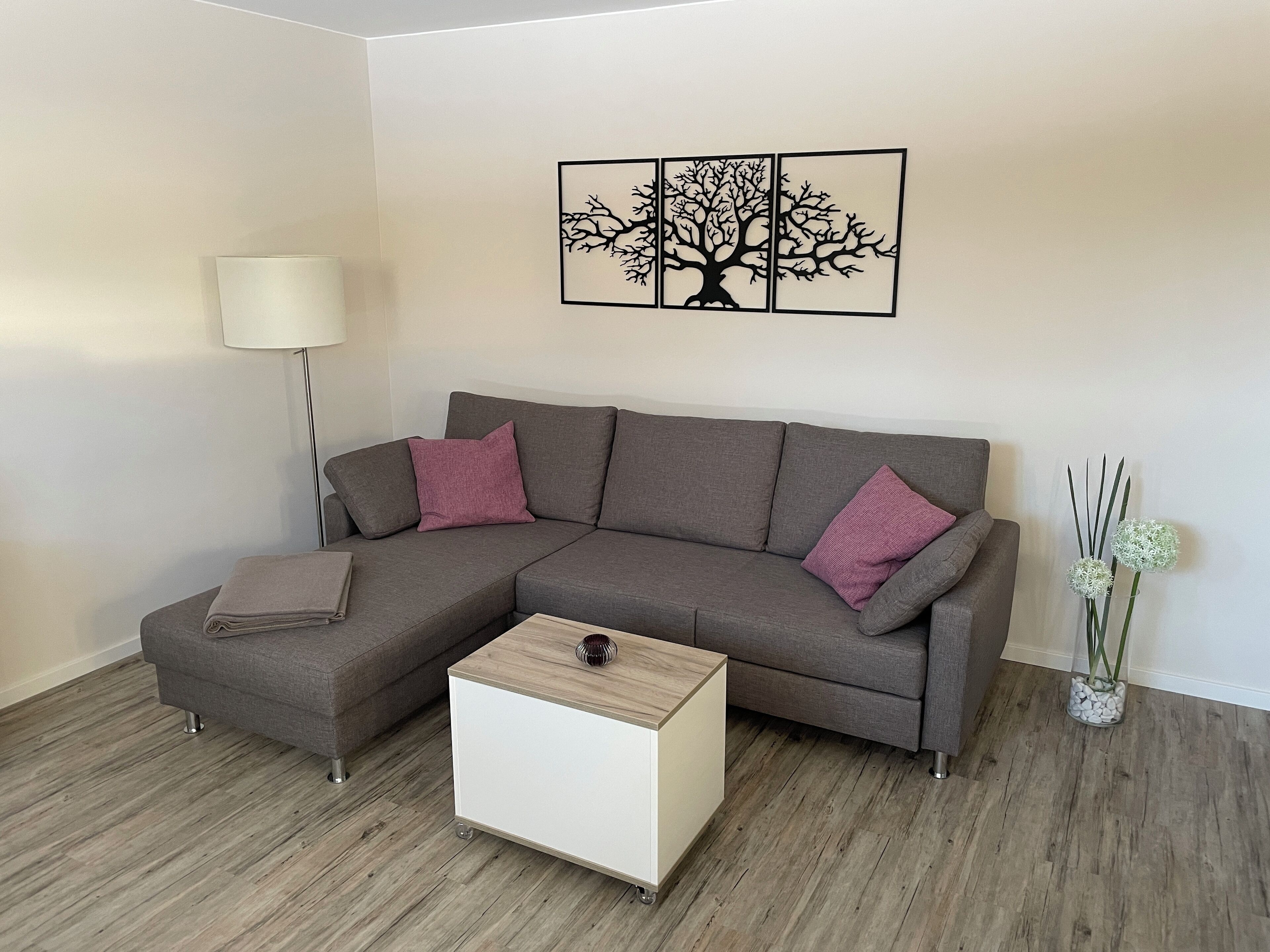 LED-Fernseher, DVD-Player, Tischtennisplatte, Videothek