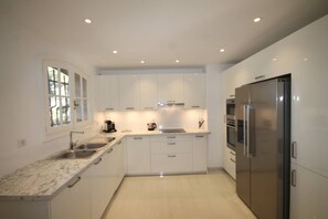 Kühlschrank, Geschirrspüler, Kochgeschirr/Geschirr/Besteck