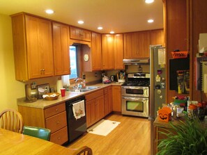 Een magnetron, een vaatwasser, een koffiezetapparaat/waterkoker