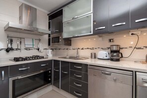 Fridge, microwave, oven, stovetop - Achacay 1 - Two Bed with sea and pool views (Los Cristianos)