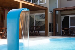 Una piscina al aire libre