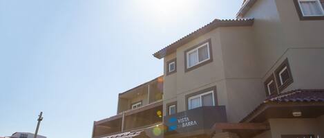 A multi-story building with a sign reading "Vista D'Barrera".