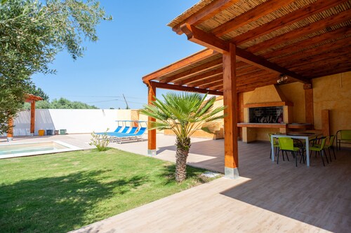 Villa Chloe, a few km from Cagliari with private swimming pool, garden, green lawn