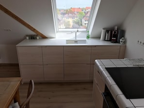 Kühlschrank, Mikrowelle, Ofen, Herdplatte