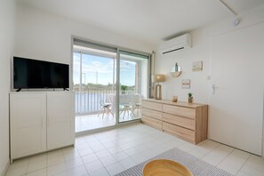 TV, mesa de pingue-pongue