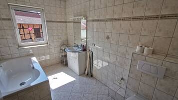 Haartrockner, Handtücher, Toilettenpapier