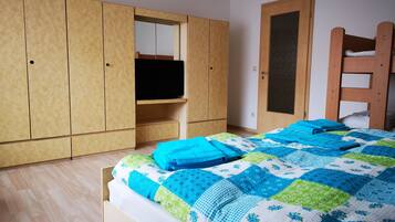 5 Schlafzimmer, Bügeleisen/Bügelbrett, kostenloses WLAN, Bettwäsche