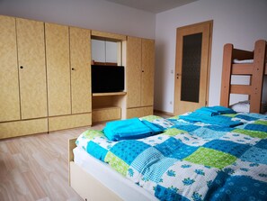 5 slaapkamers, een strijkplank/strijkijzer, gratis wifi, beddengoed