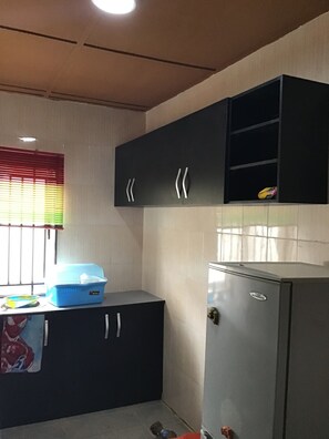 Full-size fridge, microwave, oven, stovetop - Gees Shortlets Apartments (Lagos)