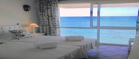 3 chambres, coffres-forts dans les chambres, fer et planche à repasser