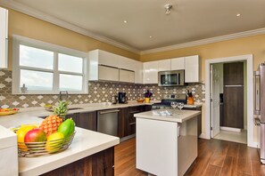 KĂŒhlschrank, Mikrowelle, Ofen, Herdplatte