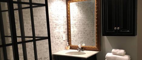 Ensemble douche/baignoire, sèche-cheveux, serviettes fournies, savon