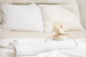 Traditionele kamer, open haard, uitzicht op de stad | 1 slaapkamer, een minibar, een bureau, gratis wifi