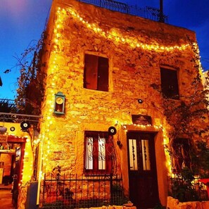 Voorkant accommodatie - avond/nacht