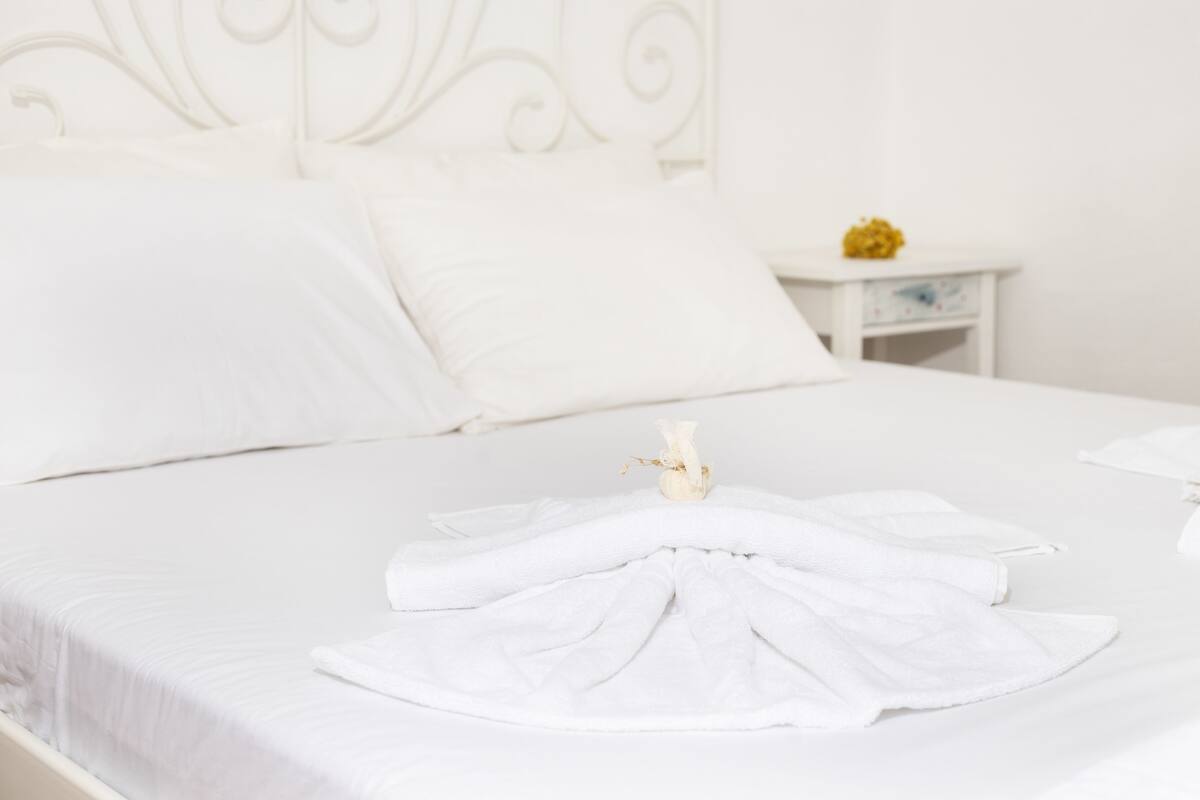 Chambre triple traditionnelle, vue sur la ville | 1 chambre, minibar, bureau, accès au Wi-Fi (inclus)