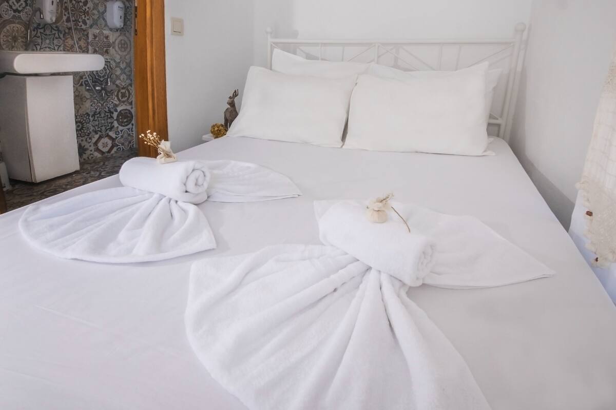 Chambre Standard, vue sur la cour intérieure | 1 chambre, minibar, bureau, accès au Wi-Fi (inclus)