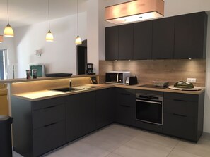 Réfrigérateur, micro-ondes, four, plaque de cuisson