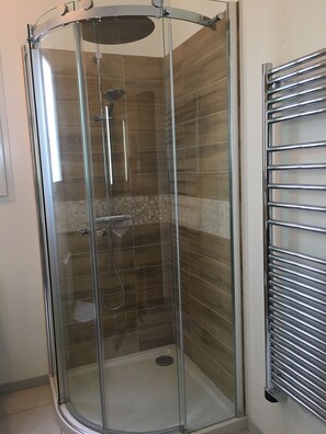 Badewanne, Haartrockner, Handtücher, Toilettenpapier