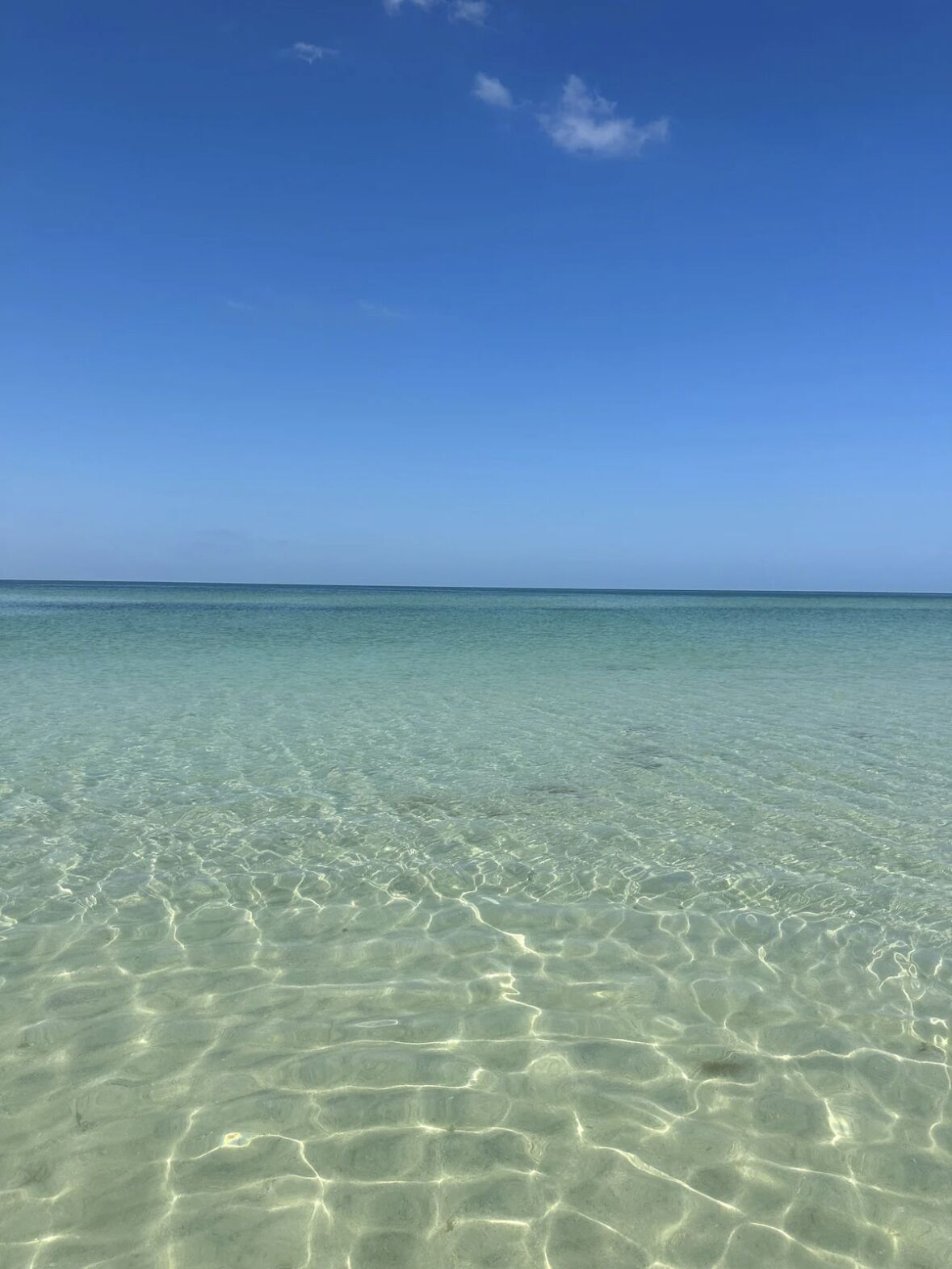 Ranta lähistöllä, aurinkotuoleja, rantapyyhkeitä