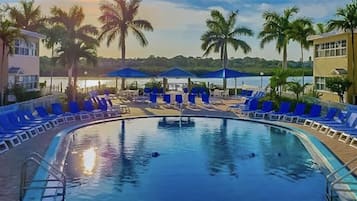 Utendørsbasseng og et oppvarmet basseng