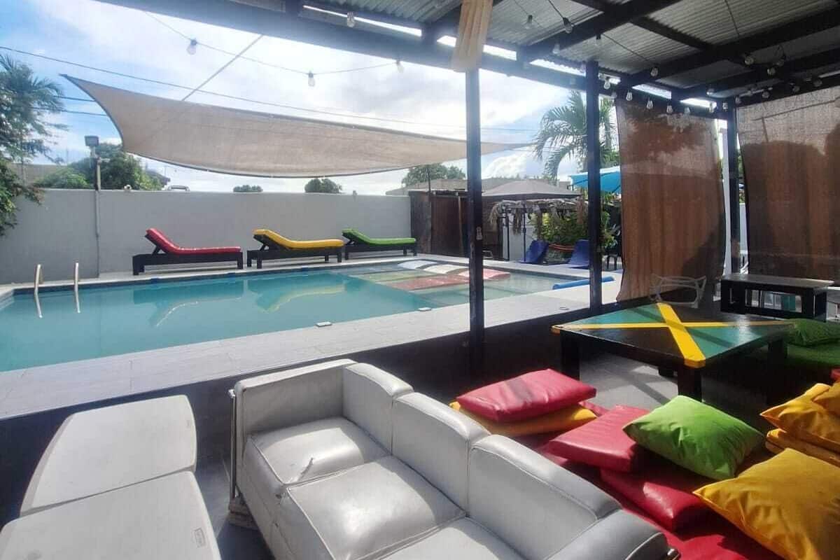 En 32-tommers TV med kabel-kanaler samt strømmetjenester