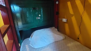 Perusyhteismajoitus (No A/C) | Tallelokero huoneessa, silitysrauta/-lauta, ilmainen Wi-Fi