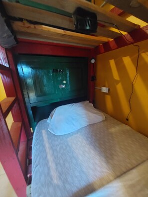 Basic Shared Dormitory (No A/C) | In-room safe, iron/ironing board, free WiFi, bed sheets - Labrish Guest House (Kingston)