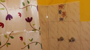 Un baño con ducha, inodoro y lavamanos.