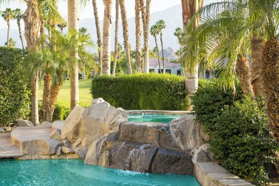 Spacious 5BR Desert Oasis: Pool, Hot Tub, & Fire Pit | PGA West Golf Course