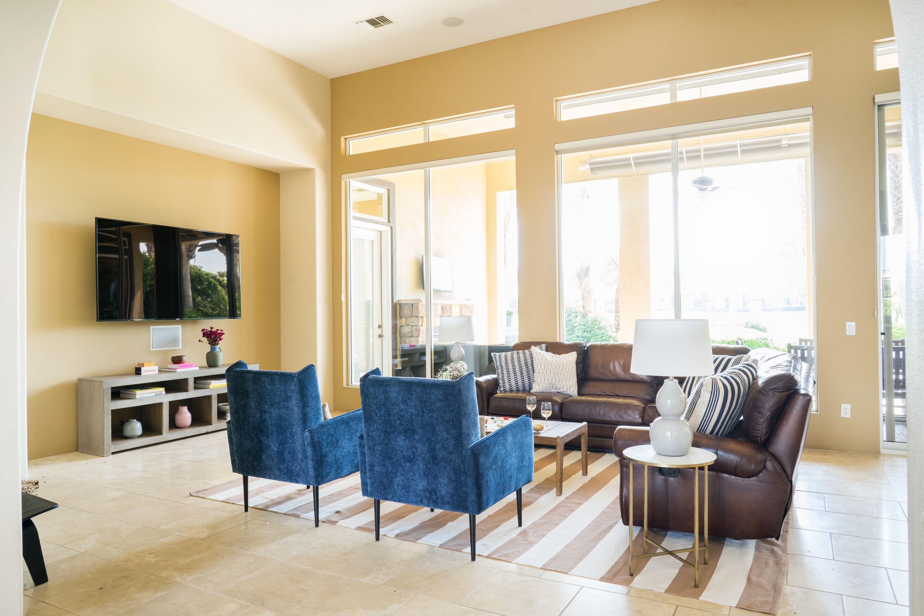 Smart TV, fireplace