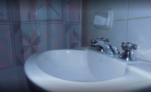 Douche, articles de toilette de luxe, sèche-cheveux, serviettes fournies