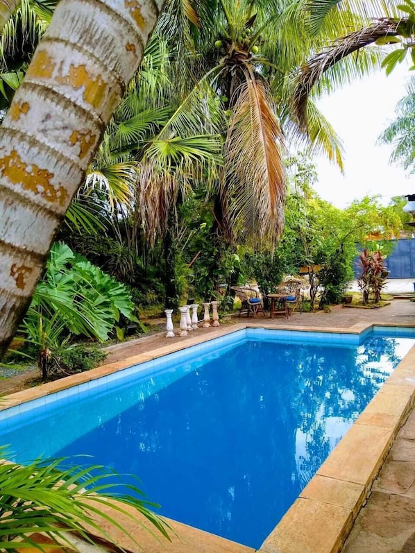 Una piscina al aire libre