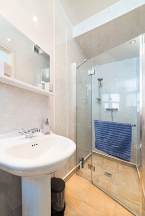 Dusche, Haartrockner, Handtücher, Seife