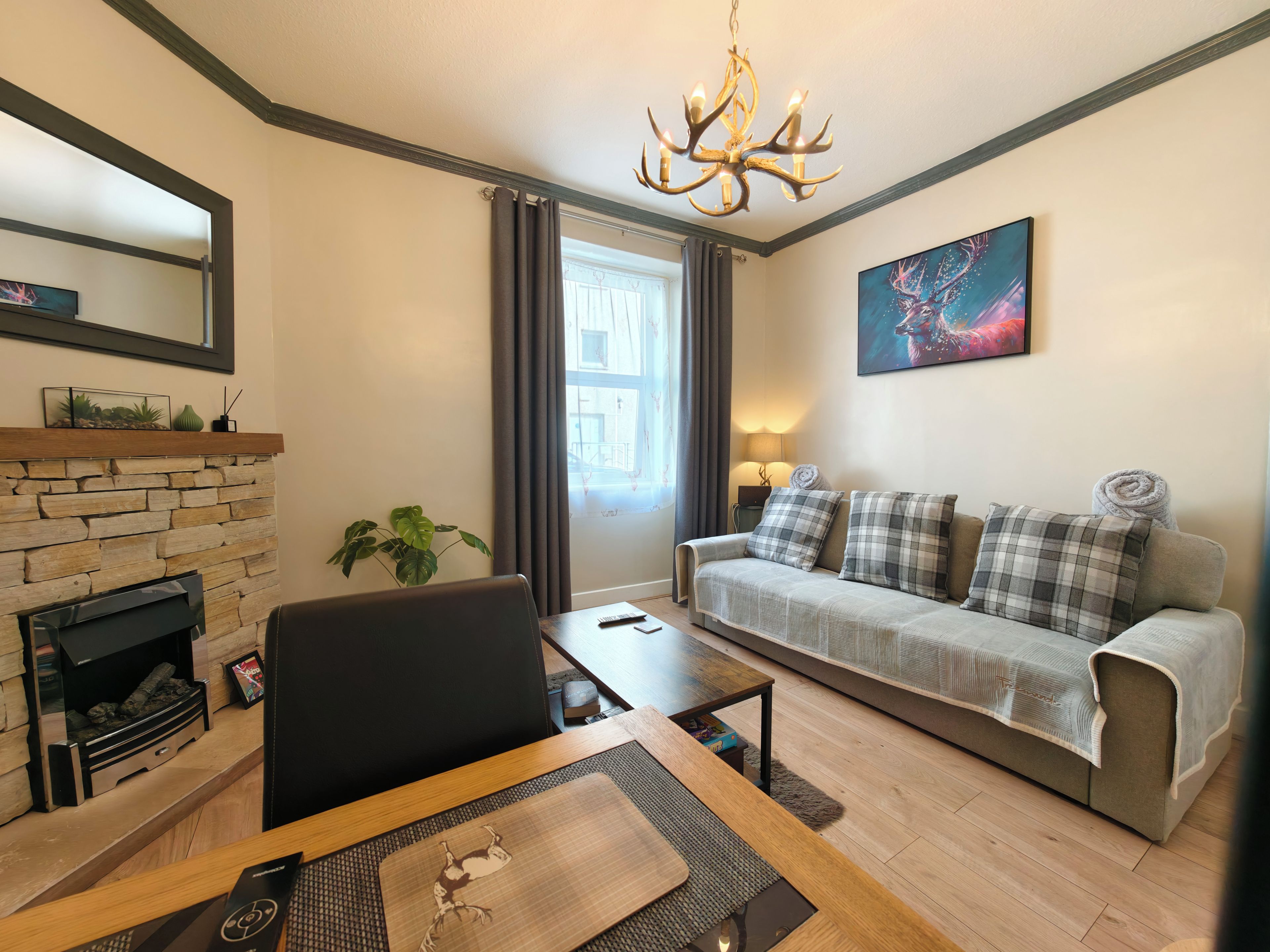 Una Smart TV, una chimenea, servicios de streaming