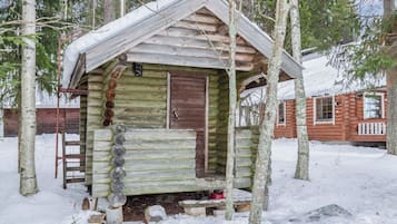 Eine Blockhütte mit Holztür und einer kleinen Veranda.