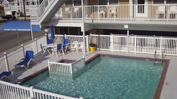 Utendørsbasseng og et oppvarmet basseng