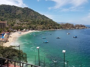 En la playa, camastros y toallas de playa 