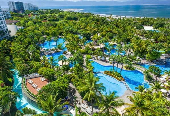 Alberca al aire libre y alberca climatizada