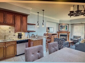 Interior - Labor Day - Awesome 1 bd condo suite in Napa Valley. Free bottle of wine & more (Napa)