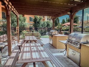 Outdoor dining - Labor Day - Awesome 1 bd condo suite in Napa Valley. Free bottle of wine & more (Napa)