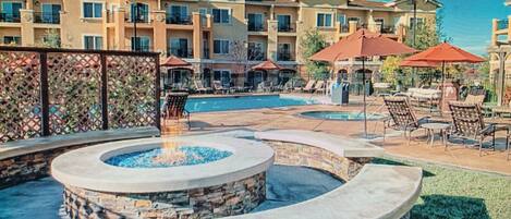 Utomhuspool och uppvärmd pool