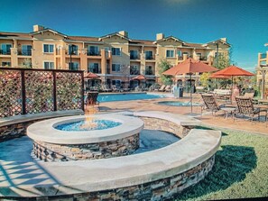 Outdoor pool, a heated pool - Labor Day - Awesome 1 bd condo suite in Napa Valley. Free bottle of wine & more (Napa)