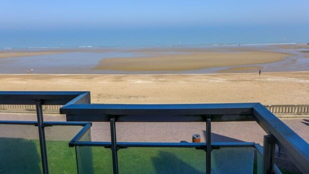 Blick auf einen Strand bei blauem Himmel.