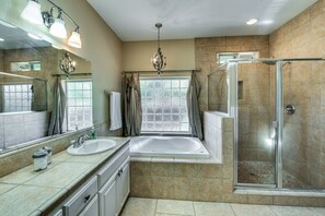 Combined shower/tub, jetted tub, hair dryer, towels - Quiet Murphys getaway steps away from 20+ wineries (Murphys)