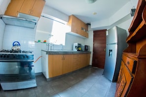 Full-size fridge, microwave, oven, stovetop - Inkaclub Miraflores (Lima)